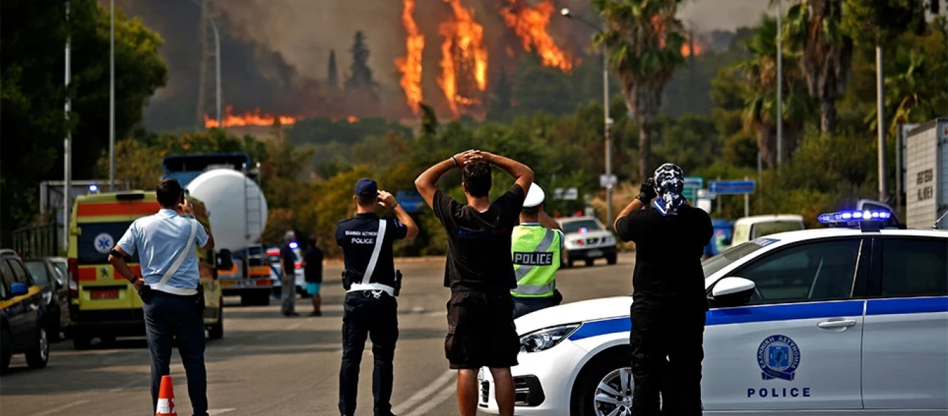 14 οι απεγκλωβισμοί από την Πυροσβεστική στην περιοχή της Βαρυμπόμπης